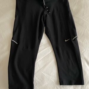 Black Nike crop leggings